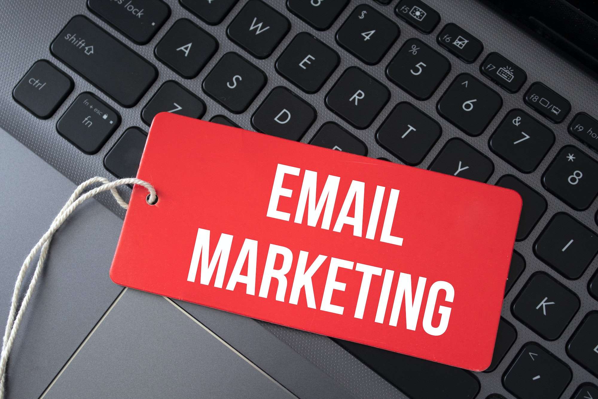 Cómo utilizar el email marketing para mantener a tus clientes informados y comprometidos